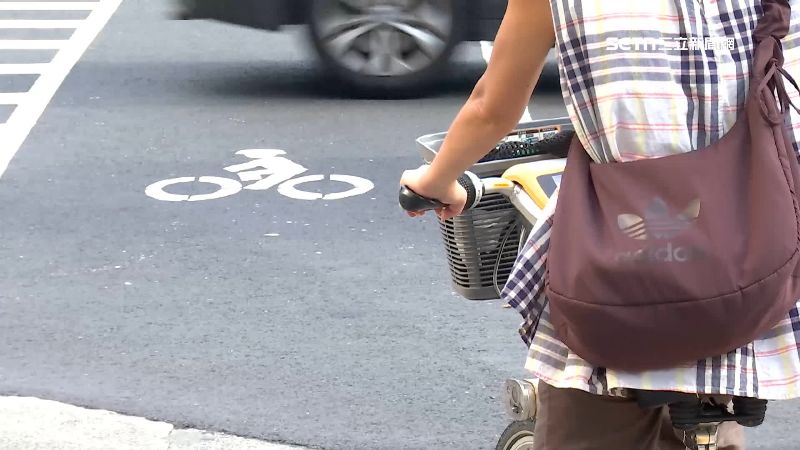 有民眾在社群發文，在今年6月，騎YouBike被蹲點的警察開單，原因是沒有騎在自行車道
