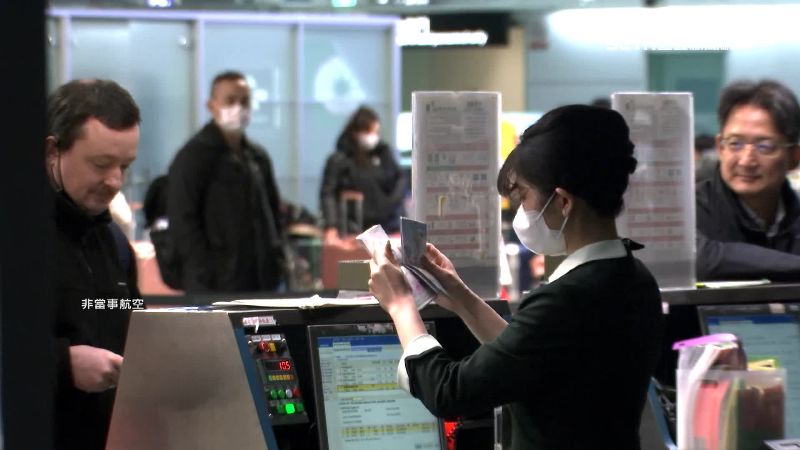 日前一位旅客準備搭機前往曼谷時，不小心帶成家中小孩的護照，卻還是在報到時，拿到小孩名字的登機證