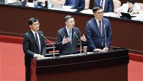 卓榮泰立院備詢　立委關切光電板廢棄物等處理行政院長卓榮泰（中）26日下午與環境部長彭(啟)明（右）等人同台列席立院備詢，回應立委質詢光電板及石綿瓦環境災害處理情形相關議題。中央社記者郭日曉攝  114年8月26日