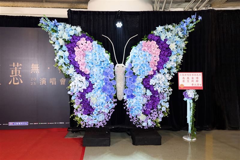費玉清「蝴蝶花禮」再升級！隨場換裝全程陪伴，象徵友情跨越歲月並肩綻放。（圖／寬宏藝術提供）