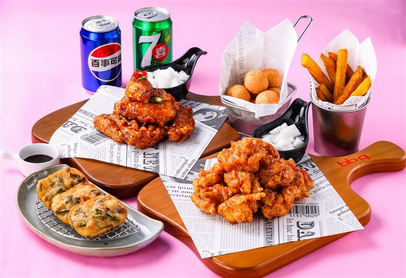 「開學應援餐」內含bb.q CHICKEN經典「調味炸雞」1份、「調味雞翅」1份、人氣韓食「海鮮小煎餅」跟88元炸物1份、馬西搜唷起司球1份及汽水2罐組合,活動優惠價999元。(圖/品牌業者提供)