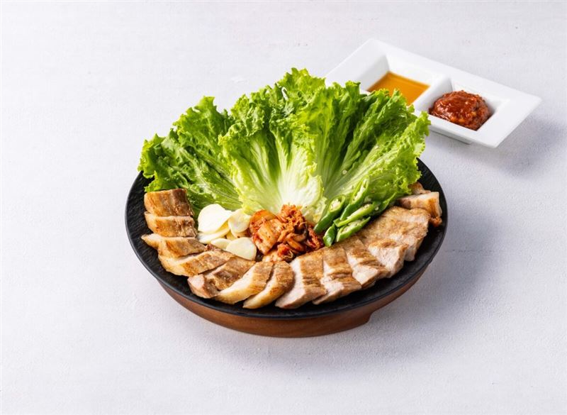 bb.q CHICKEN開學應援大玩字形梗,觀察bb.q和669字形相似,特別於9/1-9/30推出,周一至週五憑學生證或穿學生服,到店內用或外帶滿669元,就可以免費獲得價值258元的熱銷明星餐點「五花肉肉包起來」一份。(圖/品牌業者提供)