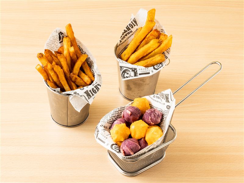bb.q CHICKEN在Uber eats還有超殺優惠,8/27-9/9點海鮮小煎餅和安妞薯球組合買一送一,9/10-9/23買炸薯條或地瓜薯條一份,就送甜心QQ球一份。(圖/品牌業者提供)