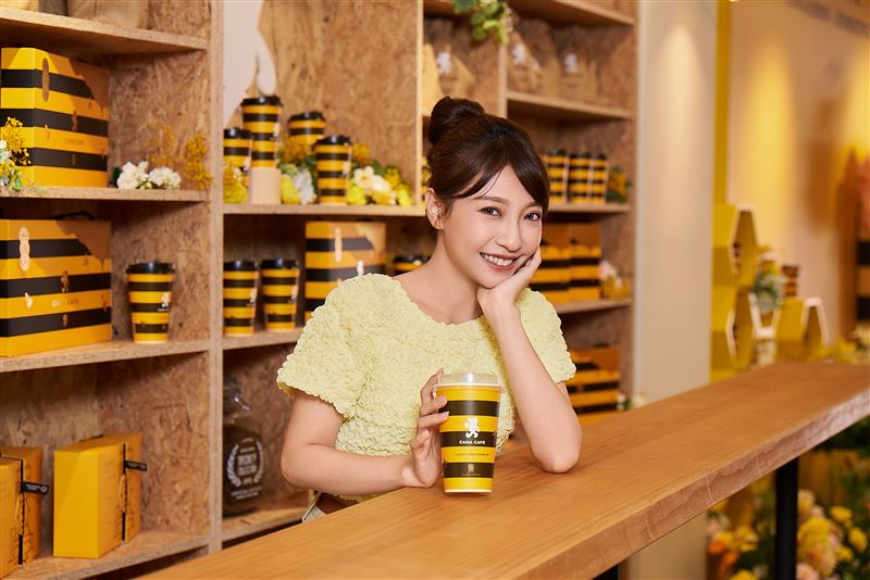 CAMA CAFE與台灣百年品牌泉發蜂蜜攜手合作,以秋天的金黃色調為靈感,創作出多款「百年野蜜奶霜」系列飲品。(圖/品牌業者提供)