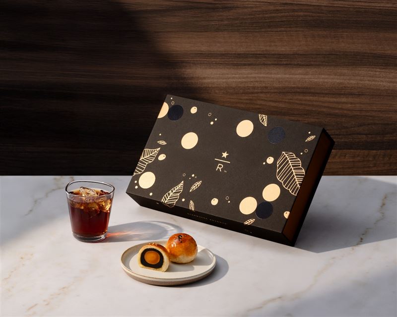 星巴克典藏DREAM PLAZA台北法朋匠心手作中秋蛋黃酥禮盒限定供應。(圖/品牌業者提供)