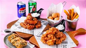 「開學應援餐」內含bb.q CHICKEN經典「調味炸雞」1份、「調味雞翅」１份、人氣韓食「海鮮小煎餅」跟88元炸物1份、馬西搜唷起司球1份及汽水2罐組合，活動優惠價999元。（圖／品牌業者提供） 