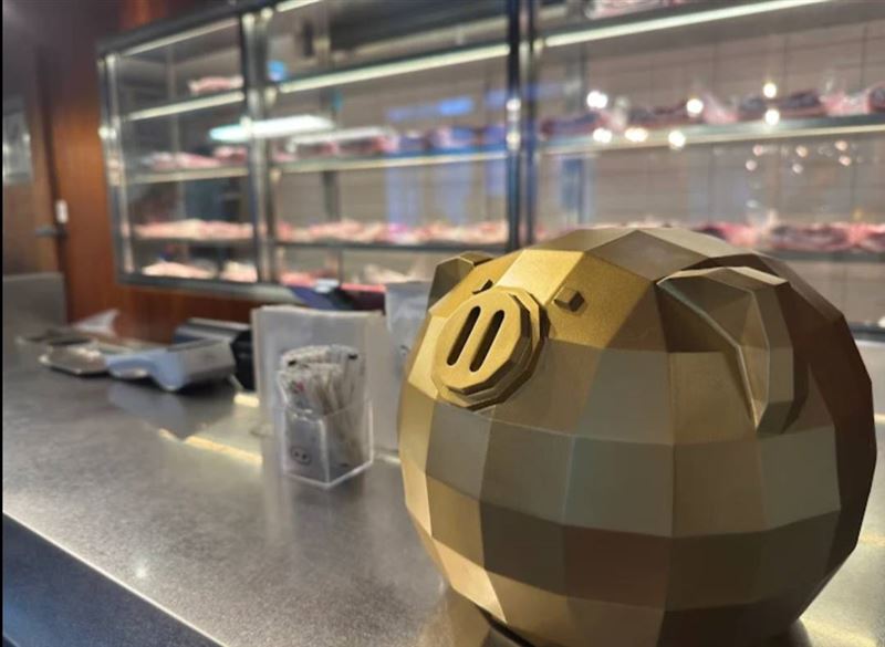 金豬食堂的鎮店之寶「金色小豬撲滿」被砸碎。（圖／翻攝自Google Map）