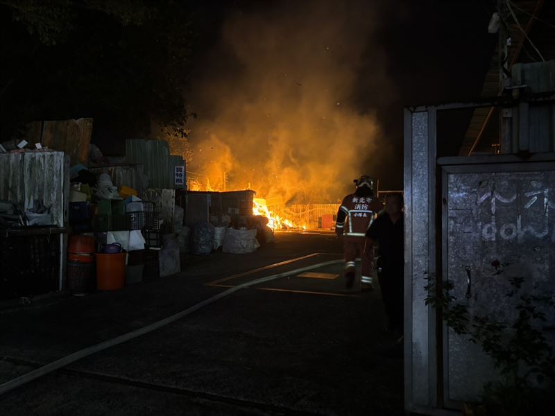 新北深坑回收廠大火，火勢沖天，消防局出動大批隊員前往灌救。（圖／翻攝畫面）