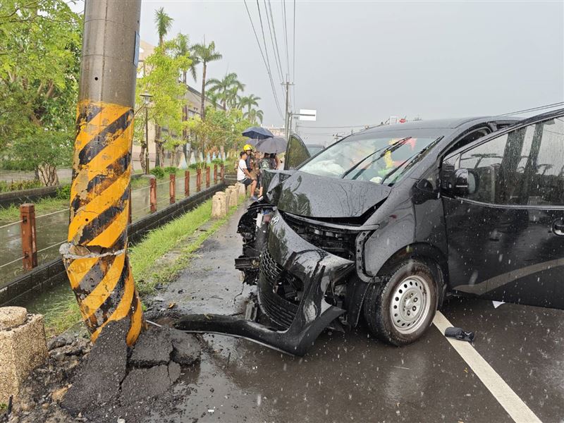 載著《花甲少年趣旅行》劇組團隊的廂型車，自撞電線桿，釀5人受傷。（圖／翻攝畫面）