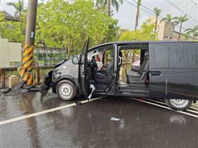 ▲載著《花甲少年趣旅行》劇組團隊的廂型車，自撞電線桿，釀5人受傷。（圖／翻攝畫面）