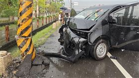 ▲載著《花甲少年趣旅行》劇組團隊的廂型車，自撞電線桿，釀5人受傷。（圖／翻攝畫面）