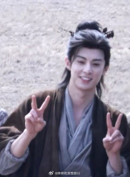 王鶴棣依舊開心上工。（圖／翻攝自微博）