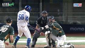 陳愷佑揮棒被判定為妨礙打擊。（圖／翻攝自CPBLTV）