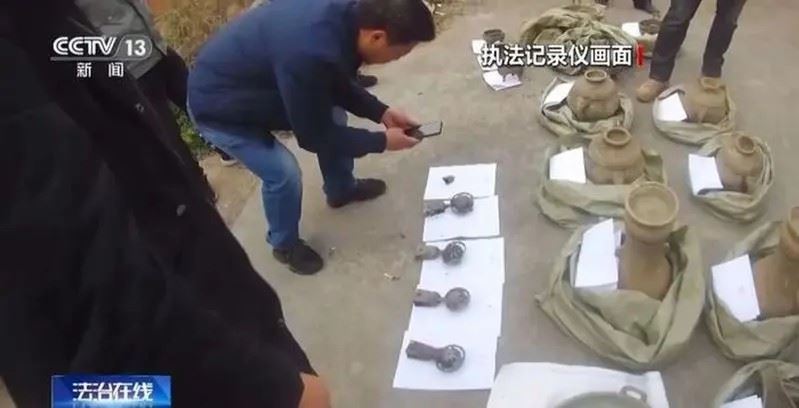 警方清點被盜文物。（圖／央視新聞）