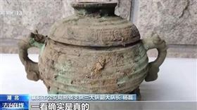 湖北余男看小說學盜墓，得手20件青銅器，警方清點被盜文物。（圖／央視新聞）