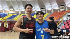 滋賀湖泊台灣後衛游艾喆(右)開心和亞洲盃台灣隊友、戰神好手雷蒙恩敘舊。（圖／記者蔡厚瑄攝影）