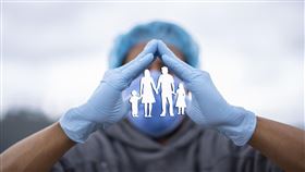 惠譽信評示警，新台幣匯率劇烈波動，短期內將持續影響台灣壽險公司的財務表現。（示意圖／PIXABAY）