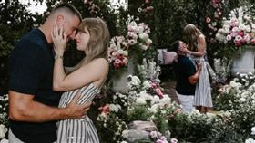 泰勒絲當地時間週二在自己的Instagram上宣布，她和特拉維斯•凱爾西即將喜結連理。（圖／翻攝自泰勒絲IG）