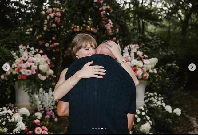 「你的英語老師和你的體育老師要結婚了。」泰勒絲在她與堪薩斯城酋長隊邊鋒特拉維斯的IG合照中寫道。（圖／翻攝自泰勒絲IG）