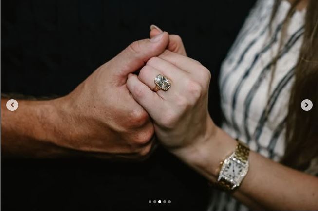 「你的英語老師和你的體育老師要結婚了。」泰勒絲在她與堪薩斯城酋長隊邊鋒特拉維斯的IG合照中寫道。（圖／翻攝自泰勒絲IG）