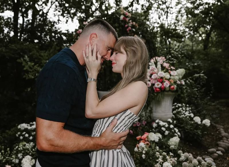 泰勒絲宣布與球星男友凱爾西（Travis Kelce ）訂婚。（圖／翻攝自泰勒絲IG）