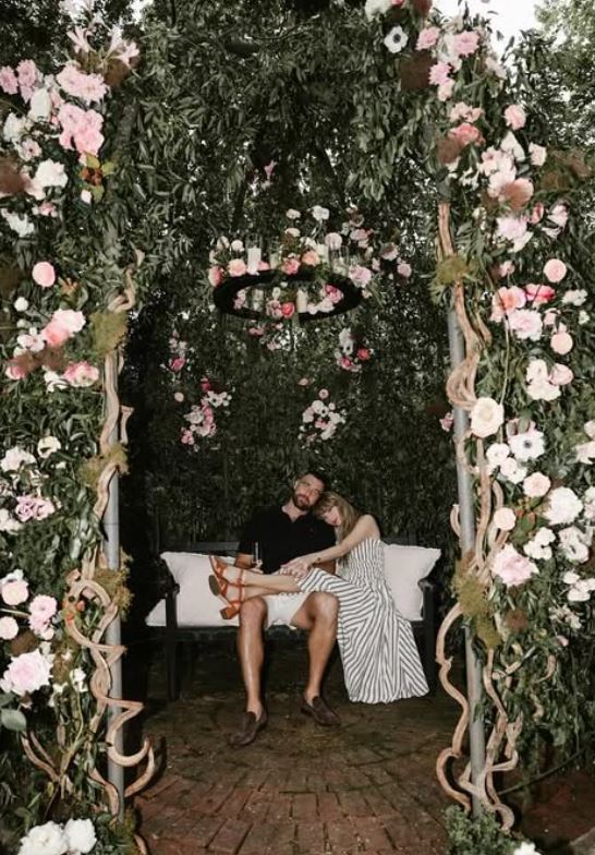 泰勒絲世紀婚禮倒數！外媒直擊龍蝦搬進場　爆夢幻城堡迎上千賓客