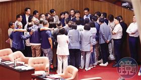 國民黨團浮現路線之爭，黨內鷹派與論述派各有主張。