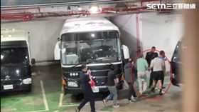 鄭亦麟涉貪遭羈押與新店縱火犯一起上銬搭囚車。（圖／翻攝畫面）