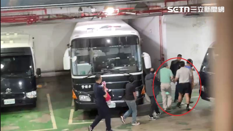 小英男孩涉貪羈押…與他一起上銬搭囚車!