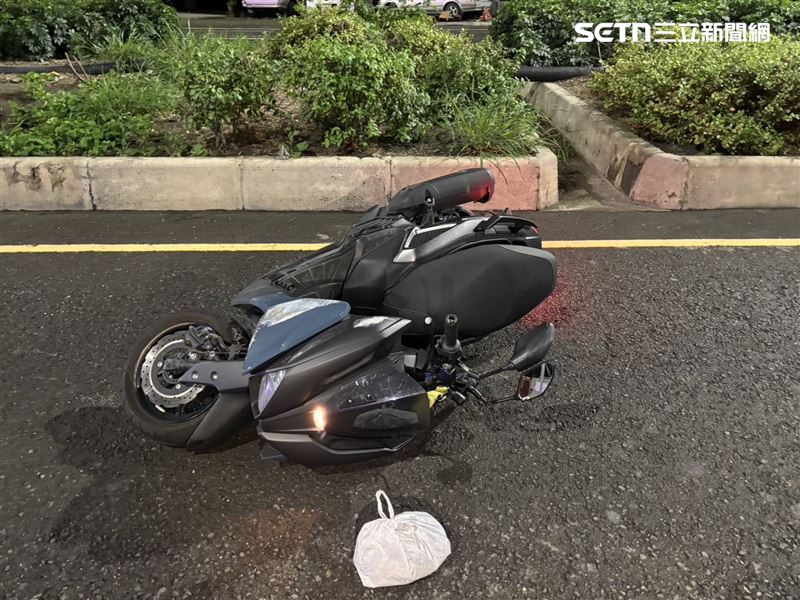 張男疑似輾過路中水泥塊自摔，當場沒了生命跡象。（圖／翻攝畫面）
