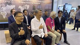 傳出可能卸任消息前，經濟部長郭智輝現身高雄亞灣活動，他語出風趣表示「今天還是照稿唸好了」，自嘲近來爭議不斷。郭智輝自認「來是偶然，去是必然」，不預設內閣去留，全力完成任務。圖片描述。（圖／記者師瑞德攝影）