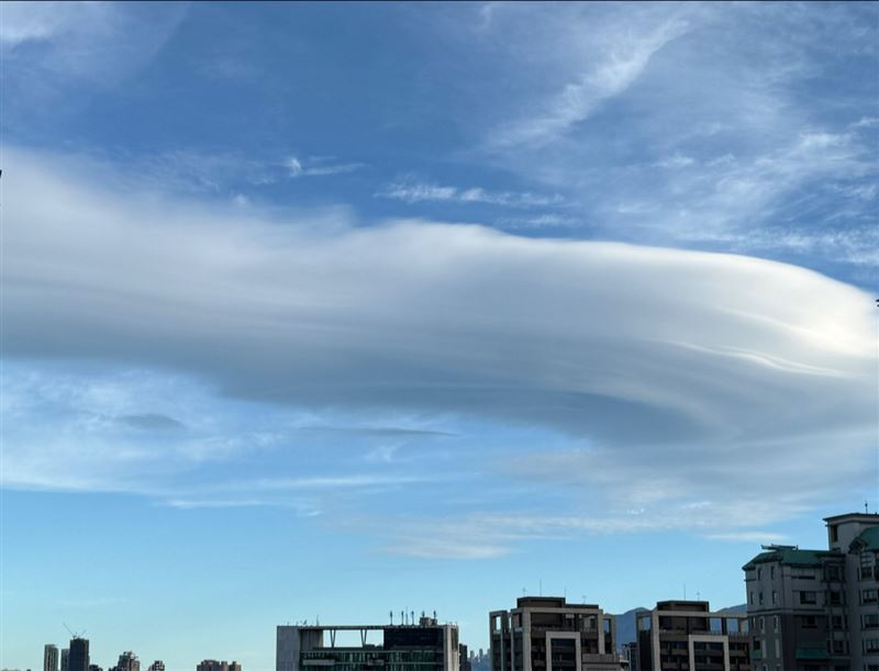 鄭明典表示，「很多莢狀雲」代表台北上空有強風。（圖／翻攝自鄭明典臉書）