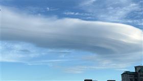 台北上空出現「莢狀雲」。（圖／翻攝自鄭明典臉書）