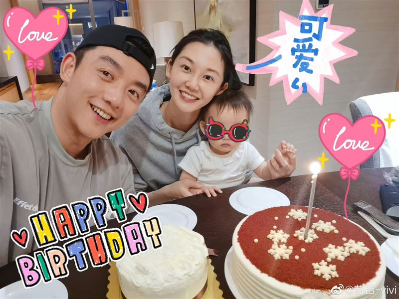 鄭愷（左）與苗苗婚後育有一子一女。（圖／翻攝自微博）