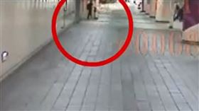 張男狂噴滅火器讓民眾驚逃。（圖／翻攝畫面）