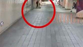男捷運聯通道拿滅火器狂噴　女大生急奔逃
