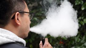 喪屍菸彈利用電子菸方便吸食，在年輕族群間氾濫。（示意圖／報系資料照）