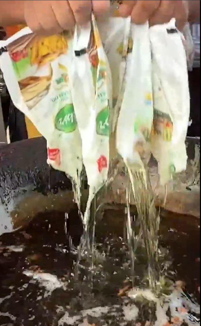 印度攤販以塑膠袋裝油直接投入油鍋，聽說此舉有聚於讓炸物更脆，口感更好，畫面一發，引起廣大網友反應，大家表示自己不吃，但一定會請朋友去吃，有人甚至表示，這種炸法，台灣也有。（圖／翻攝自社群媒體）