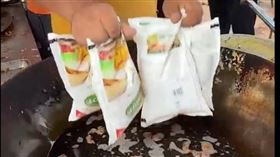 印度攤販以塑膠袋裝油直接投入油鍋，聽說此舉有聚於讓炸物更脆，口感更好，畫面一發，引起廣大網友反應，大家表示自己不吃，但一定會請朋友去吃，有人甚至表示，這種炸法，台灣也有。（圖／翻攝自社群媒體）