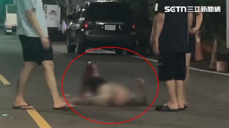 刺青師遭3人持棍棒及螺絲起子刺傷，裸上半身倒臥血泊中。（圖／記者黃啟超攝影）