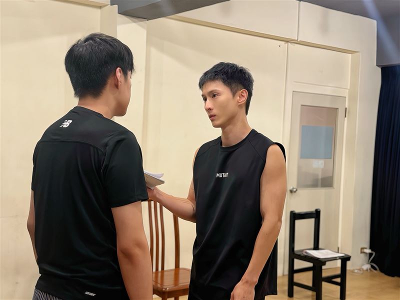 排練中，阿本因一句平凡台詞意外動容，直呼「簡單對話都能讓人想哭」。（圖／夫夫之道提供）