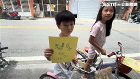 小一生暑假作業驚呆鄉親　20元賣畫還送糖（圖／呂彥攝影）