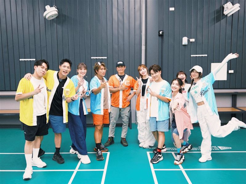 許志豪(左起)、許孟哲、郭婷筠、王仁甫、孫協志、草莓、陳孟賢、小可、峮峮、蔡黃汝。(圖／中視提供)