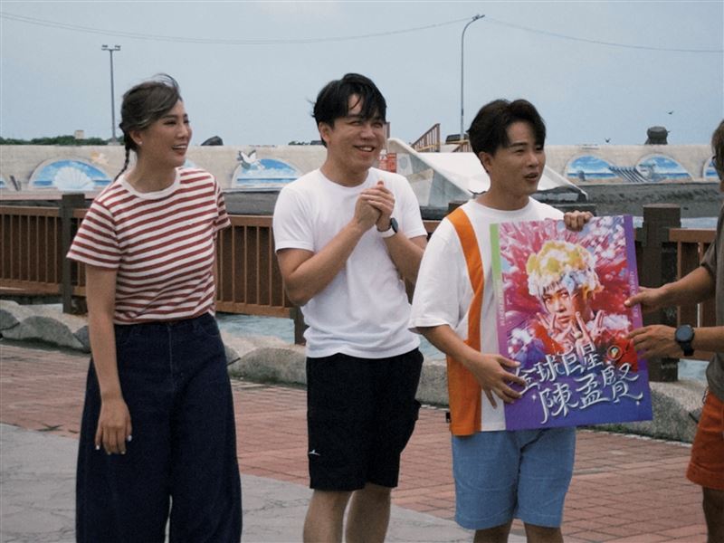 郭婷筠(左起)許志豪、陳孟賢上節目玩遊戲。(圖／中視提供)