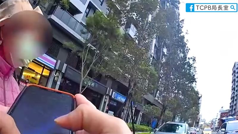 慌張的阿嬤只記得搭彰化客運，記不起車次，員警一邊安撫，一邊過濾路線，並聯繫公車司機。(圖／翻攝自TCPB 局長室臉書)