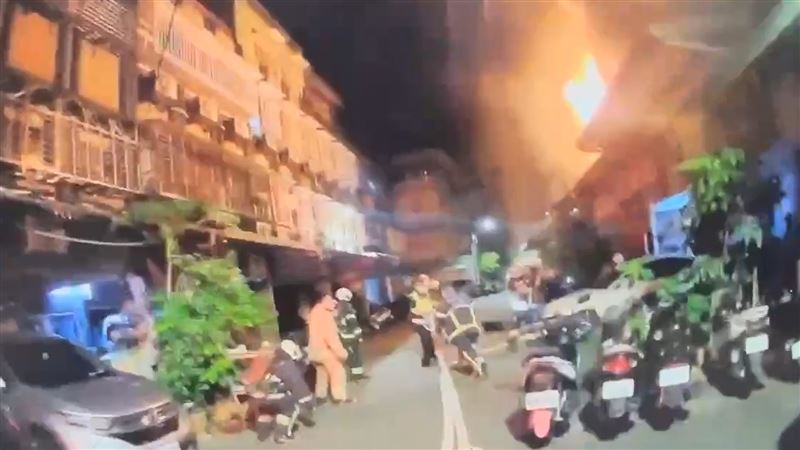 公寓大量火煙竄出消防隊獲報到場搶救。（圖／翻攝畫面）