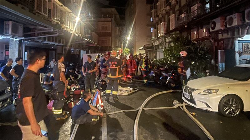 火勢控制後消防隊救出受困民眾。（圖／翻攝畫面）