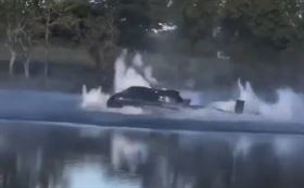 法國消防直升機為妝水救火墜湖瞬間。（圖／翻攝自X平台@airmainengineer帳號）