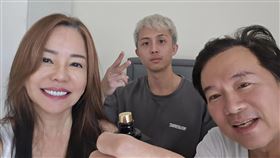 孫鵬（右起）、孫安佐、狄鶯一家三口剛度過溫馨父親節。（圖／翻攝自狄鶯臉書）