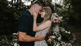 NFL球星凱爾西（Travis Kelce）向女友流行天后泰勒絲（Taylor Swift）求婚。（圖／翻攝自IG @taylorswift
）